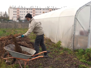 Un bénévole travaille la terre de la ferme urbaine Zone Sensible, à Saint-Denis.