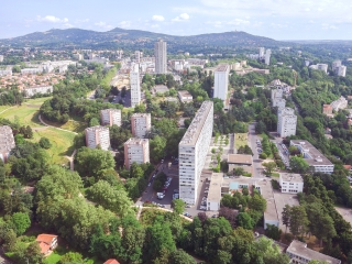 Vue aérienne de Lyon La Duchère, un quartier pionnier de l’urbanisme durable dès les années 1960.