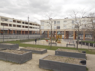 Quartier d'Orgeval à Reims, le centre de la place de Fermat a été totalement réhabilité avec de la verdure et des espaces de promenade.