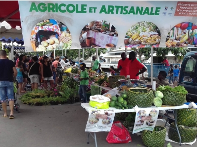 Organisation de la foire agricole dans le quartier de Kaweni, à Mayotte.