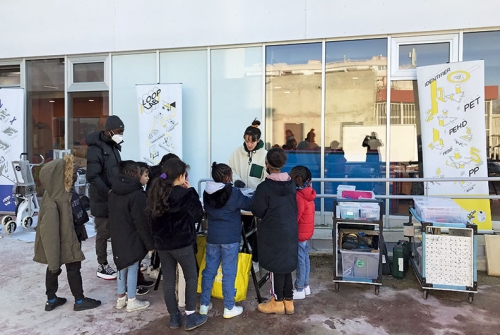 photo d'ateliers de sensibilisation auprès des jeunes sur la notion de recyclage et la réutilisation du plastique.