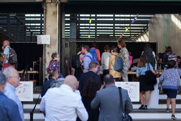 photo de participants se rendant à l'évènement Construire les quartiers de demain, qui a été organisé à Ground Control à Paris les 12 et 13 septembre 2023