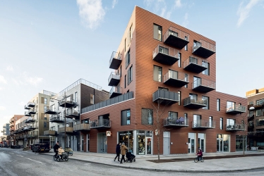 Immeuble et promeneurs dans le quartier Nordhavn à Copenhague, Danemark.