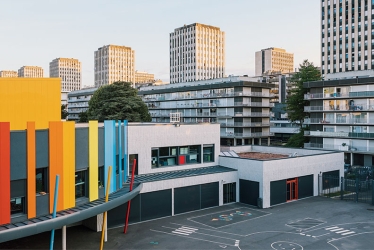 Photo de la cour et de façade de la nouvelle école Michel-Gevrey, inaugurée en 2019 à Sarcelles dans le quartier Lochères.